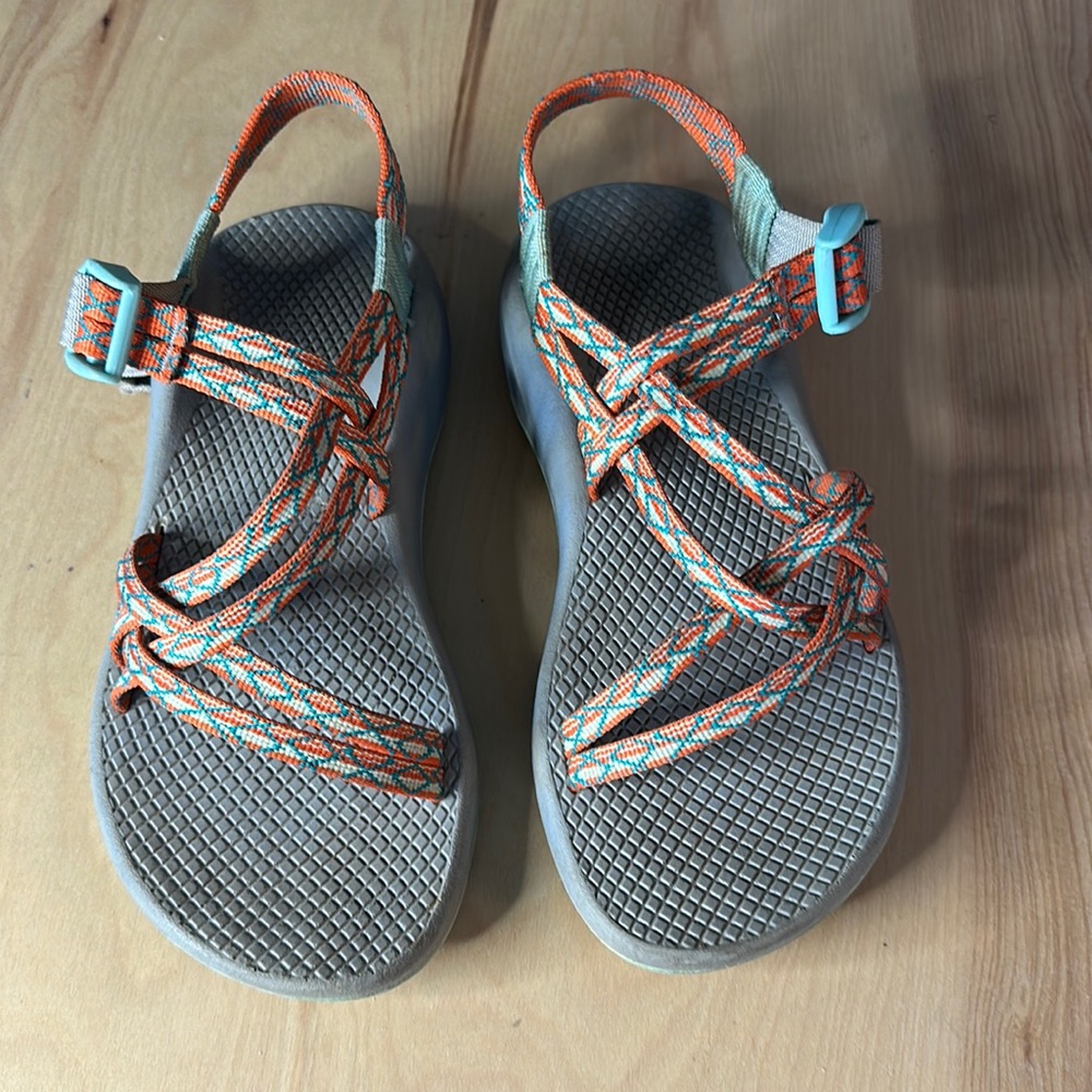 Women’s chacos size 6